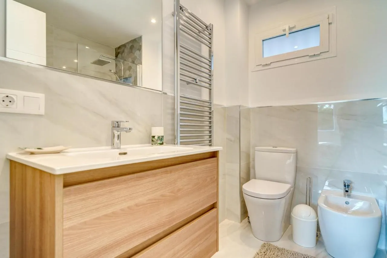 Beach Front Flat With Sea Views ماربيا